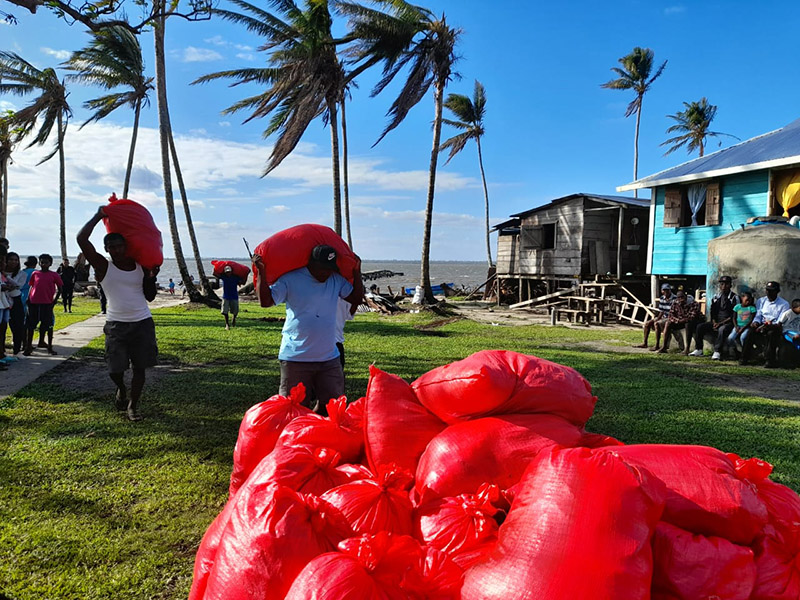 pescadores-reciben-bono-de-pesca-costa-caribe